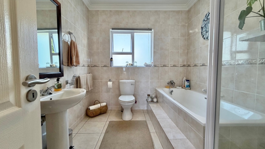 5 Bedroom Property for Sale in Mountainside Western Cape